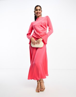 ASOS DESIGN - Maxikleid in Pink mit geraffter Seite, Wasserfallausschnitt und asymmetrischem Stufen-Design-Rosa