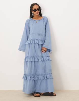 ASOS DESIGN - Maxikleid in Rauchblau mit gestuftem Rüschen-Design und Bindedetails