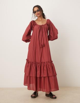 ASOS DESIGN - Maxikleid in Rost mit gerafftem Tunnelausschnitt und Stufensaum-Weiß