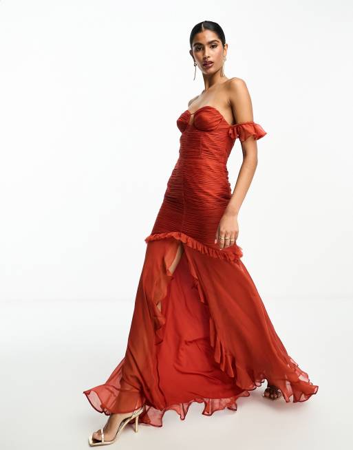 ASOS DESIGN – Maxikleid in Rostrot mit Carmen-Ausschnitt, Raffung und nach hinten abfallendem Saum
