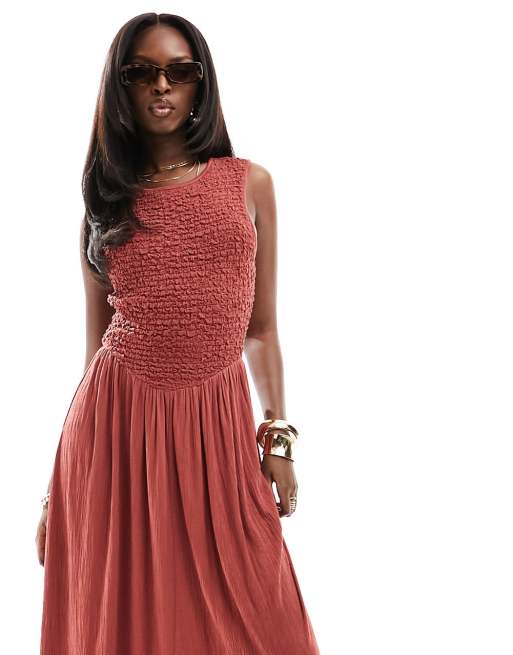 ASOS DESIGN – Maxikleid in Rostrot mit gesmoktem Oberteil, Rückenausschnitt und Knitterstruktur, 3 von 4