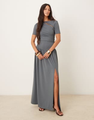 ASOS DESIGN - Hochwertiges, gerafftes Maxikleid in Schiefergrau mit Cut-Out Details und tiefem Saum-Lila