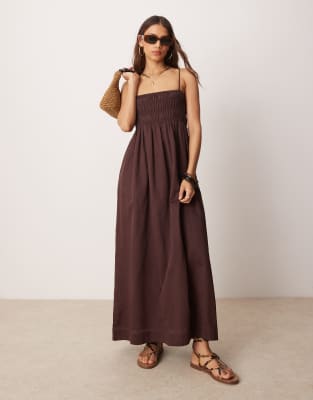 ASOS DESIGN - Maxikleid in Schokobraun aus Baumwoll-Satin mit gesmoktem Dekolleté