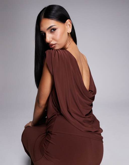 ASOS DESIGN – Maxikleid in Schokobraun mit asymmetrischer Drapierung und Wasserfallausschnitt am Rücken, 2 von 4