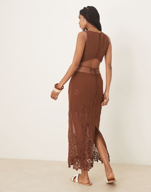 ASOS DESIGN – Maxikleid in Schokobraun mit blumenförmiger Lochstickerei, 2 von 4