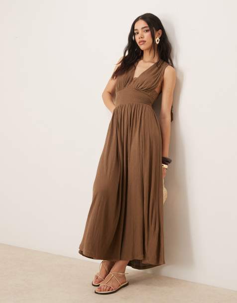 ASOS DESIGN – Maxikleid in Schokobraun mit Crinkle-Optik, tiefem Ausschnitt mit Spitzen-Einsatz und Quasten - view 1