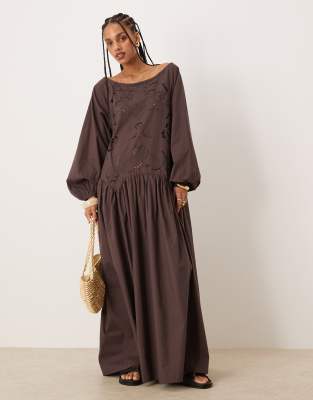 ASOS DESIGN - Maxikleid in Schokobraun mit gerafftem Ausschnitt und tiefer Taille mit floralem Durchbruchmuster