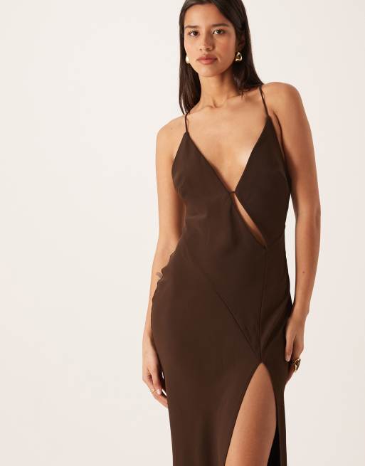 ASOS DESIGN – Maxikleid in Schokobraun mit hohem Schlitz und Cut-out-Detail, 3 von 4