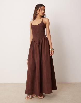 ASOS DESIGN - Maxikleid in Schokobraun mit Knitterstruktur, U-Ausschnitt und überkreuzten Rückenträgern