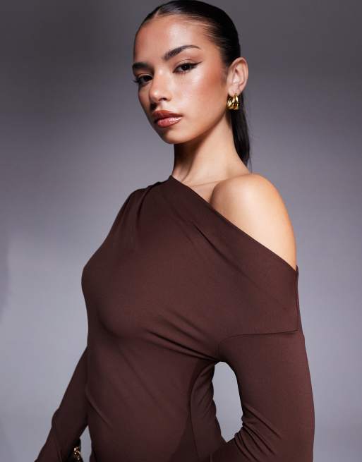ASOS DESIGN – Maxikleid in Schokobraun mit Off-Shoulder-Schulterpartie und Wasserfallausschnitt, 3 von 4