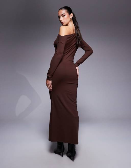 ASOS DESIGN – Maxikleid in Schokobraun mit Off-Shoulder-Schulterpartie und Wasserfallausschnitt, 4 von 4