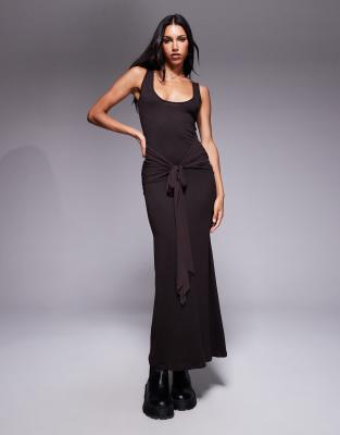 ASOS DESIGN - Maxikleid in Schokobraun mit U-Ausschnitt und Bindedetail vorne-Brown