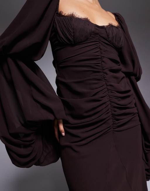 ASOS DESIGN – Maxikleid in Schokobraun mit übertriebenen Ärmeln, drapierter Vorderseite und Godet-Design, 4 von 4