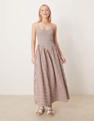 ASOS DESIGN - Maxikleid in Schokobraun mit Vichykaro, Knitterstruktur, U-Ausschnitt und überkreuzten Rückenträgern-Bunt