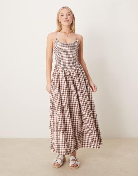 ASOS DESIGN – Maxikleid in Schokobraun mit Vichykaro, Knitterstruktur, U-Ausschnitt und überkreuzten Rückenträgern - view 1