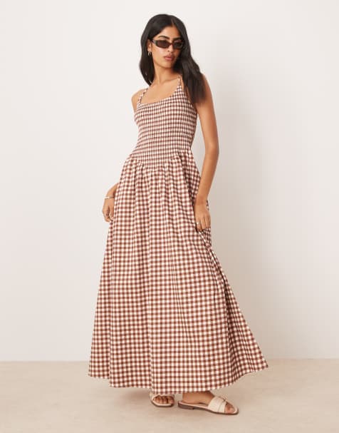ASOS DESIGN – Maxikleid in Schokobraun mit Vichykaro, Knitterstruktur, U-Ausschnitt und überkreuzten Rückenträgern - view 1