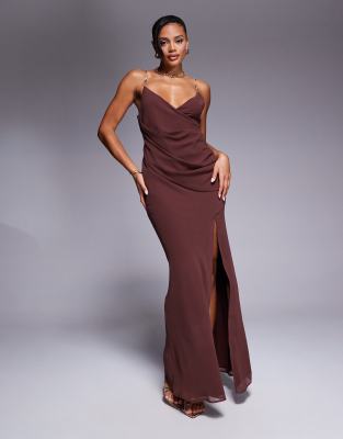 ASOS DESIGN - Maxikleid in Schokobraun mit Wickeldesign vorne und verzierten Trägern