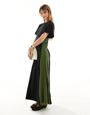 ASOS DESIGN - Maxikleid in Schwarz mit Flatterärmeln und kontrastierenden Seiten in Grün mit D-Ring-Details