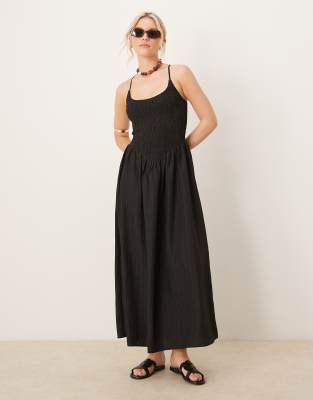 ASOS DESIGN - Maxikleid in Schwarz mit Knitterstruktur, hinten überkreuzten Trägern und U-Ausschnitt