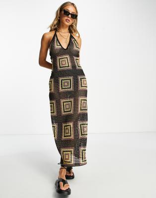 ASOS DESIGN - Maxikleid in Schwarz mit Neckholder, Häkeloptik und Quadrat-Print-Bunt