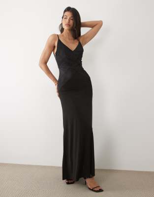 Maxikleid in Schwarz mit plissiertem Kontrastdesign, V-Ausschnitt und Rückenausschnitt Schwarz 34