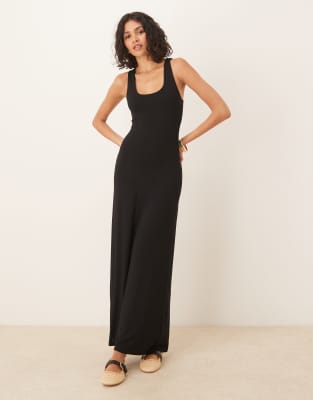 ASOS DESIGN - Maxikleid in Schwarz mit U-Ausschnitt und langem Saum