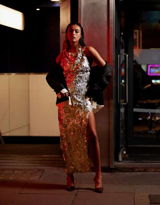 ASOS DESIGN – Maxikleid in Silber mit Schlitzausschnitt, Beinschlitz, Rückenausschnitt und All-over-Verzierung
