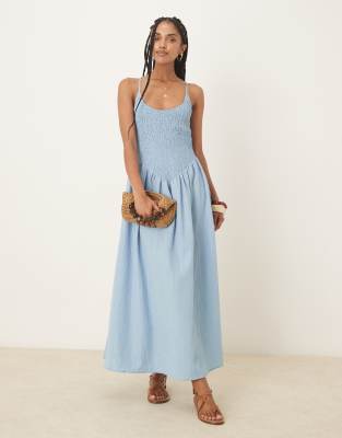 ASOS DESIGN - Maxikleid in Stahlblau mit Knitterstruktur, hinten überkreuzten Trägern und U-Ausschnitt