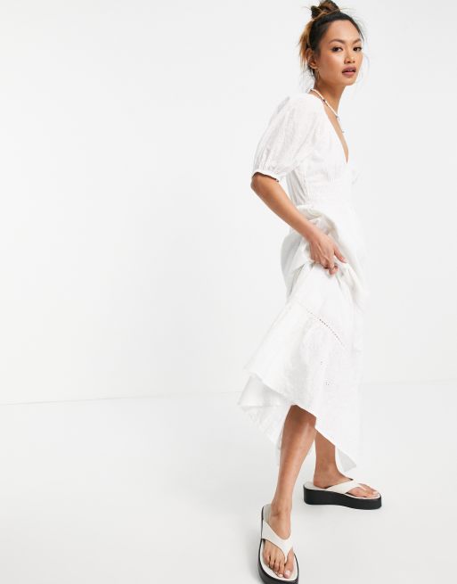 ASOS DESIGN – Maxikleid in Weiß mit gesmokter Taille, Lochstickerei und Spitzeneinsatz