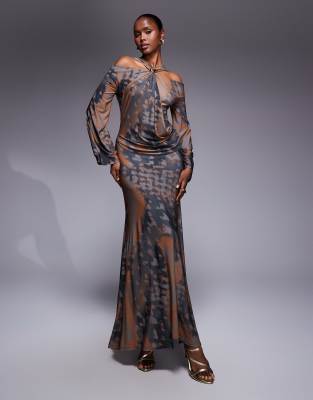 ASOS DESIGN - Maxikleid mit abstraktem Druck, schulterfreien Ärmeln, drapierter Vorderseite und Verzierung-Bunt
