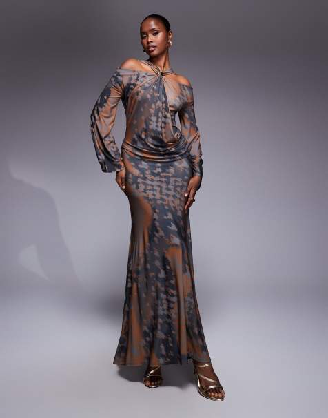 ASOS DESIGN – Maxikleid mit abstraktem Druck, schulterfreien Ärmeln, drapierter Vorderseite und Verzierung - view 1