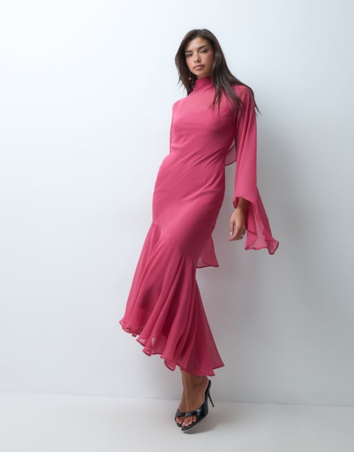 ASOS DESIGN Maxikleid mit ausgestellten Ärmeln und asymmetrischem Volantsaum in Himbeere, 2 von 5