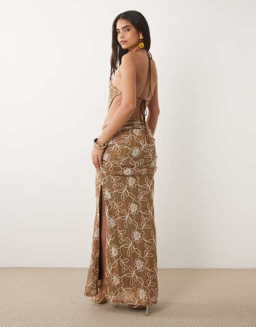 ASOS DESIGN Maxikleid mit Blumenmuster aus Häkelspitze, geraffter Taille und Neckholder in Braun, 4 von 4