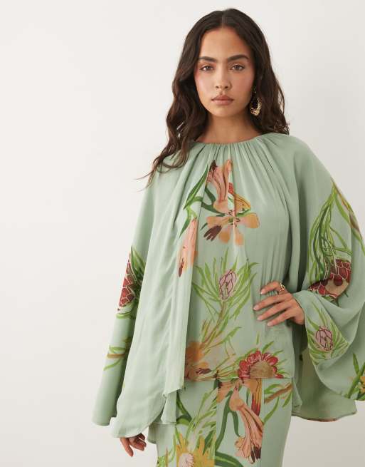 ASOS DESIGN Maxikleid mit Cape, voluminösem Schnitt und Godets in hellblauem und grünem Blumenmuster, 2 von 4