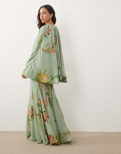 ASOS DESIGN Maxikleid mit Cape, voluminösem Schnitt und Godets in hellblauem und grünem Blumenmuster, 4 von 4