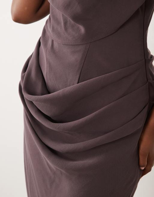ASOS DESIGN Maxikleid mit eckigem Ausschnitt, drapiertem Oberteil, Taillendetail und seitlichem Schlitz in Rosinenbraun, 4 von 4