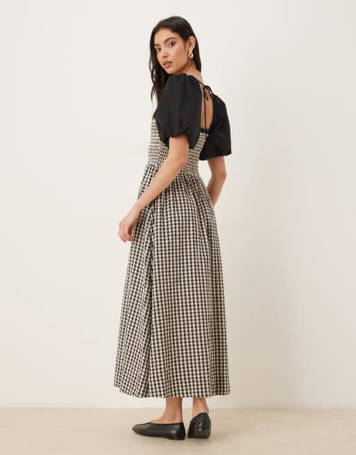 ASOS DESIGN – Maxikleid mit gesmoktem Oberteil, Puffärmeln und schwarz-weißen Vichy-Karos, 3 von 4