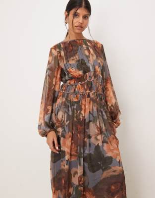 ASOS DESIGN - Maxikleid mit großflächigem Blumenmuster und Makramee-Taille-Bunt