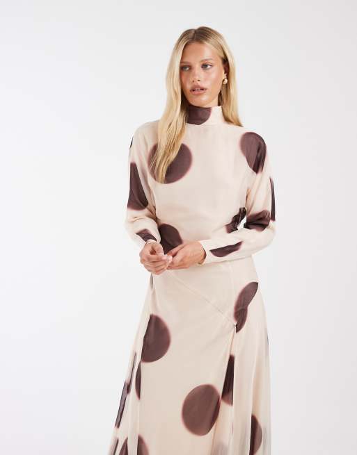 ASOS DESIGN Maxikleid mit hohem Kragen und asymmetrischer Taille in braunem Polka-Dot-Muster, 4 von 4