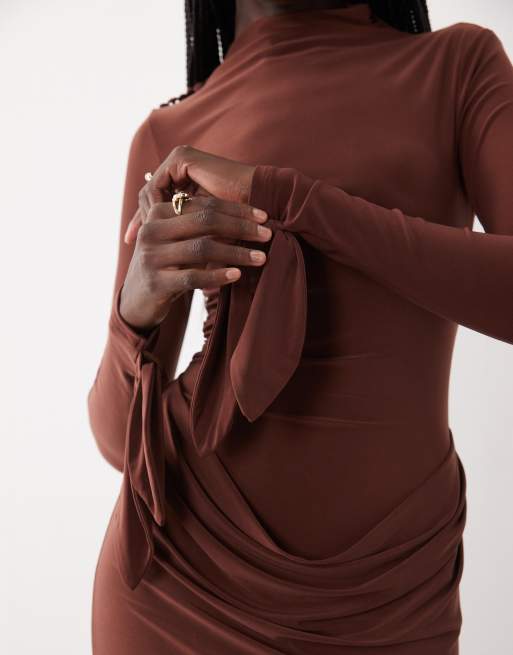ASOS DESIGN Maxikleid mit hohem Kragen und Bindebündchen an den Ärmeln in Schokobraun, 3 von 4