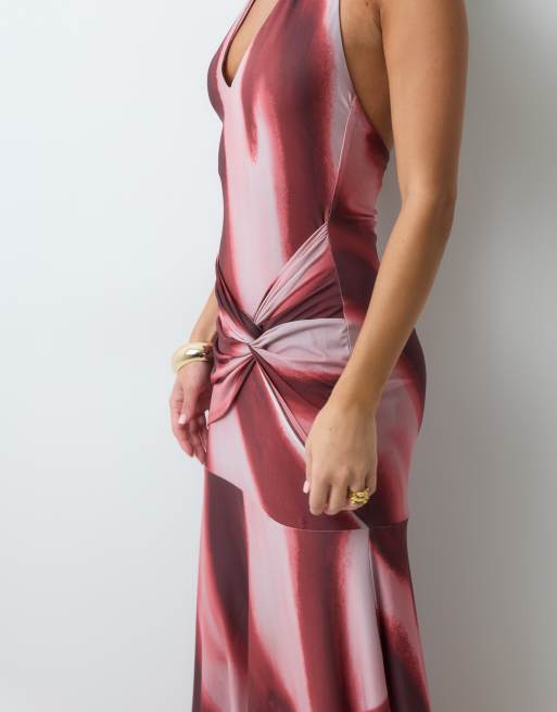 ASOS DESIGN Maxikleid mit Neckholder und gedrehtem Taillendetail im abstrakten Print, 4 von 4