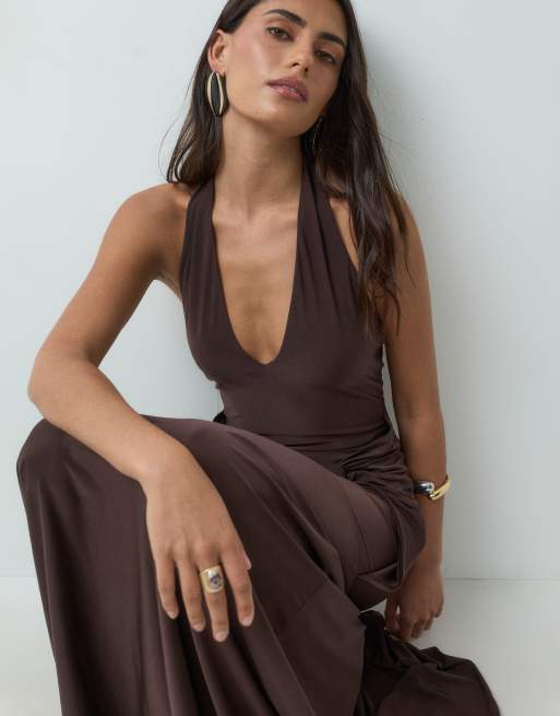 ASOS DESIGN Maxikleid mit Neckholder und gedrehtem Taillendetail in Schokobraun, 2 von 5