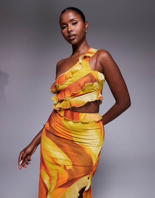 ASOS DESIGN – Maxikleid mit One-Shoulder-Träger, Rüschen und abstraktem Muster in Orange und Gelb, 2 von 4