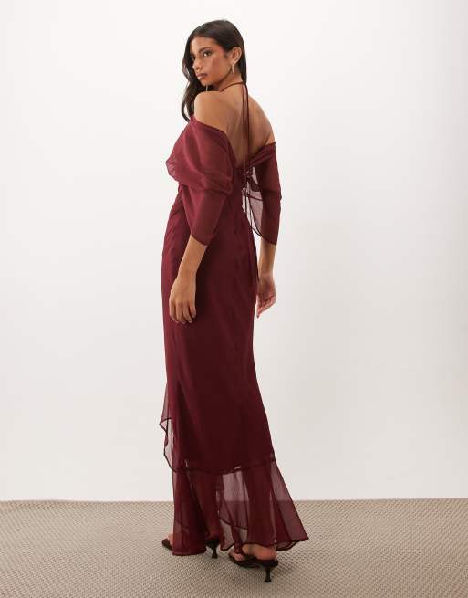 ASOS DESIGN Maxikleid mit schrägem Saum, schulterfrei, in Beerenrot, 3 von 4