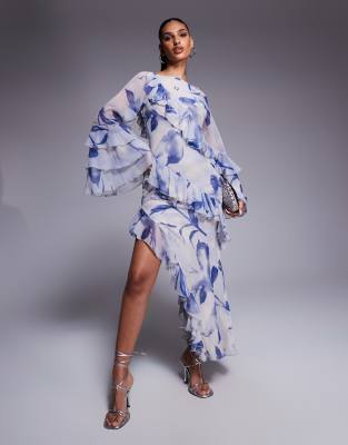 ASOS DESIGN - Maxikleid mit Schrägschnitt, Rüschen, auffällig gestuften Ärmeln und blauem Blumenmuster-Bunt