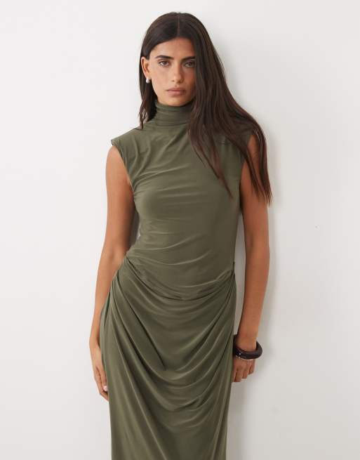 ASOS DESIGN Maxikleid mit Schulterpolstern, hohem Kragen und Drapierung an der Hüfte in Khaki, 3 von 4