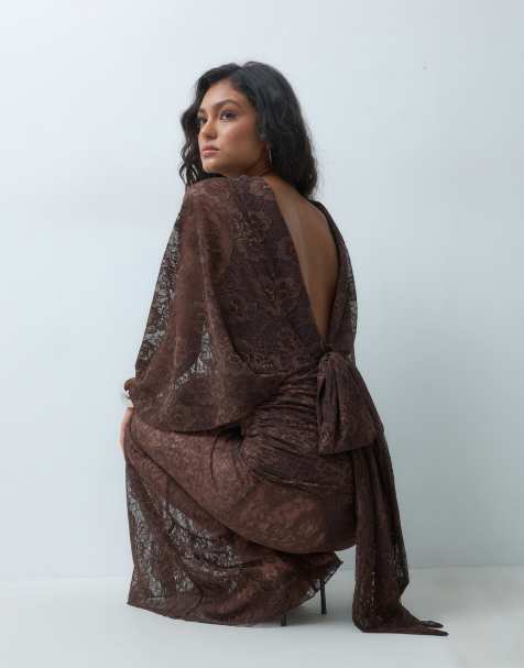 ASOS DESIGN Maxikleid mit Spitze, Volantärmeln, Rücken mit V-Ausschnitt und Schokobraun - view 1