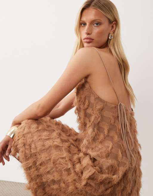 ASOS DESIGN Maxikleid mit Struktur, Fransen und offenem Rücken in Karamell, 4 von 4