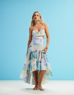 ASOS DESIGN - Maxikleid mit tiefer Taille, hinten längerem Saum und verwaschenem Postkarten-Print-Bunt