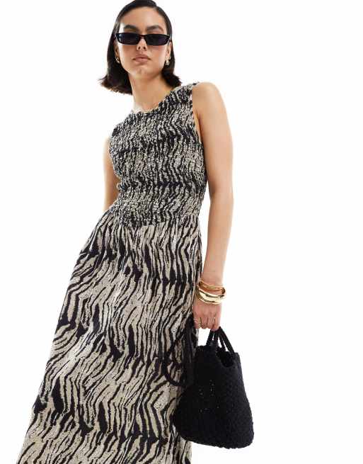 ASOS DESIGN – Maxikleid mit Tierfellmuster, gesmoktem Oberteil, Rückenausschnitt und Kräuselstruktur, 3 von 4